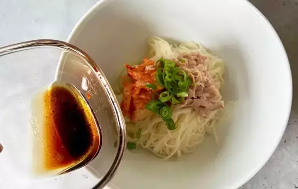 「丼ぶりに盛ったそうめんに『醤油とごま油のタレ』をかけるだけ　【ランチにぴったり】」の画像