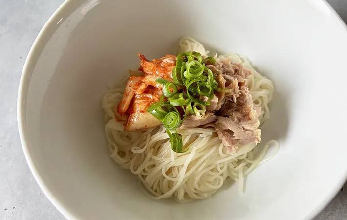 丼ぶりに盛ったそうめんに『醤油とごま油のタレ』をかけるだけ　【ランチにぴったり】