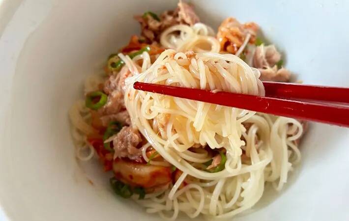 丼ぶりに盛ったそうめんに『醤油とごま油のタレ』をかけるだけ　【ランチにぴったり】