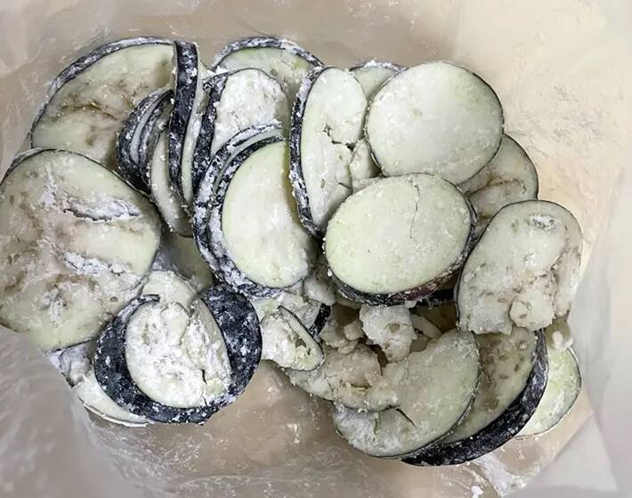 ナスを薄切りして…　15分でできる『パリパリ』おやつに「塩だけでおいしい」「サラダのトッピングにも」