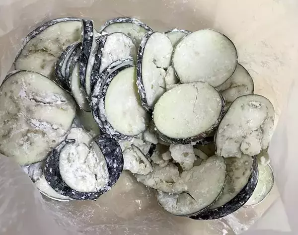 「ナスを薄切りして…　15分でできる『パリパリ』おやつに「塩だけでおいしい」「サラダのトッピングにも」」の画像