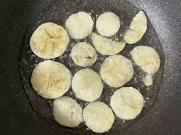 「ナスを薄切りして…　15分でできる『パリパリ』おやつに「塩だけでおいしい」「サラダのトッピングにも」」の画像