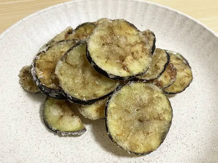 ナスを薄切りして…　15分でできる『パリパリ』おやつに「塩だけでおいしい」「サラダのトッピングにも」