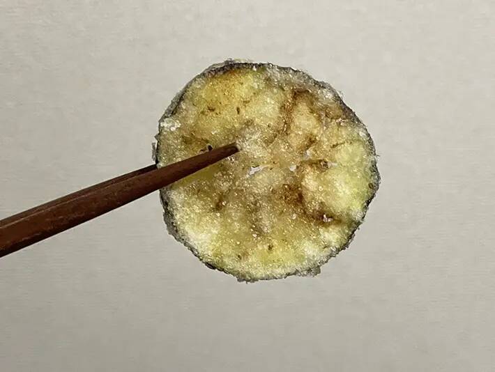 ナスを薄切りして…　15分でできる『パリパリ』おやつに「塩だけでおいしい」「サラダのトッピングにも」