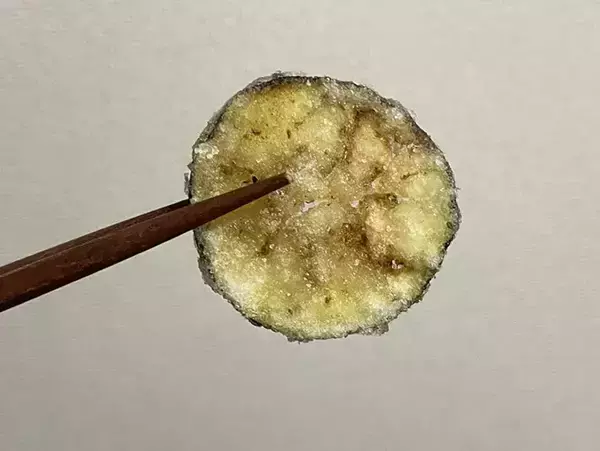 「ナスを薄切りして…　15分でできる『パリパリ』おやつに「塩だけでおいしい」「サラダのトッピングにも」」の画像
