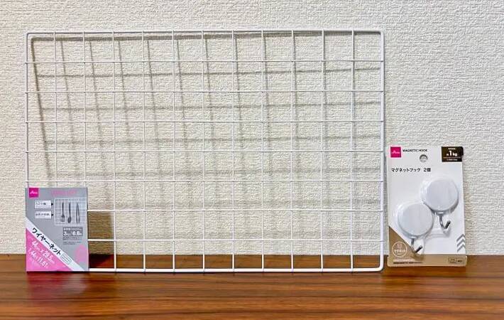 ワイヤーネットに掛けるだけ！　狭いキッチンが快適になる「ワイヤーネットラック」活用法【ダイソー取材】