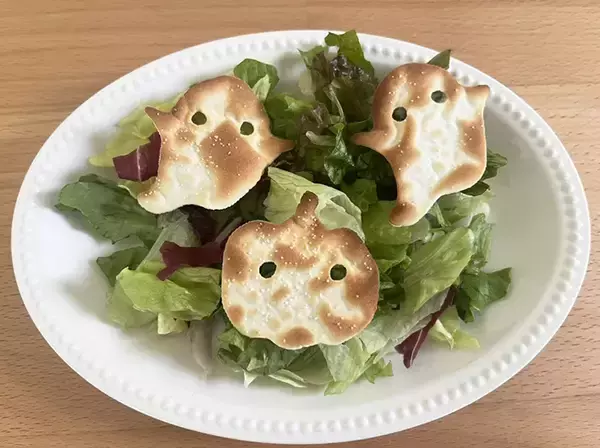 「ダイソーの『クッキー型』で作ったのは、クッキーじゃない！　余った餃子の皮を活用して？」の画像