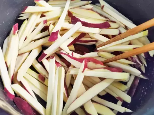 バター醤油が食欲をそそる！　サツマイモのきんぴらがたまらない【作り置きレシピ】