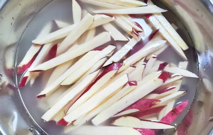 バター醤油が食欲をそそる！　サツマイモのきんぴらがたまらない【作り置きレシピ】