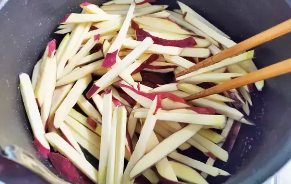 「バター醤油が食欲をそそる！　サツマイモのきんぴらがたまらない【作り置きレシピ】」の画像