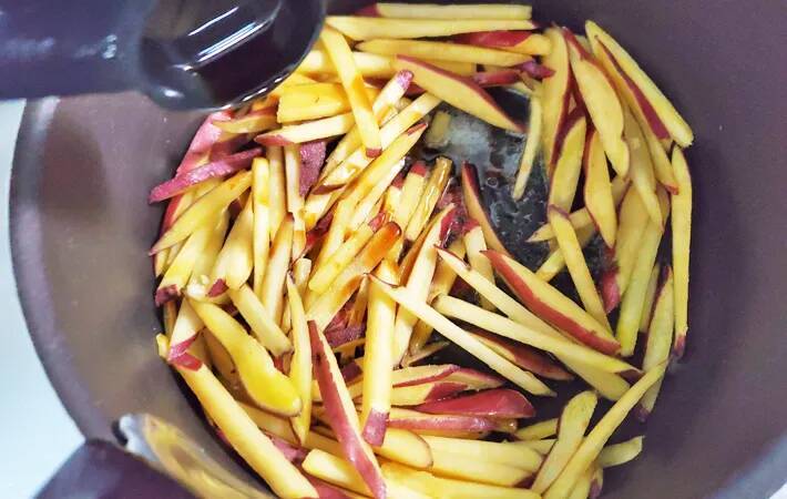 バター醤油が食欲をそそる！　サツマイモのきんぴらがたまらない【作り置きレシピ】