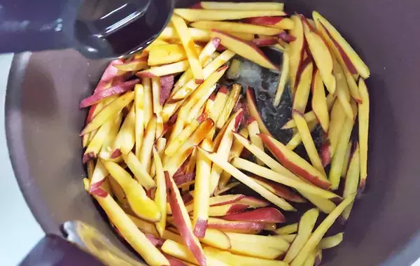 「バター醤油が食欲をそそる！　サツマイモのきんぴらがたまらない【作り置きレシピ】」の画像