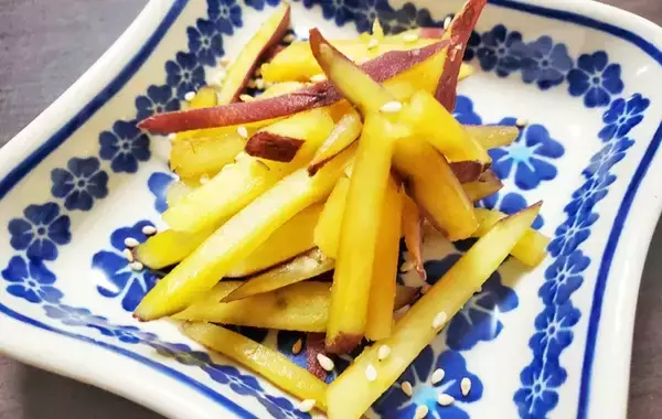 「バター醤油が食欲をそそる！　サツマイモのきんぴらがたまらない【作り置きレシピ】」の画像
