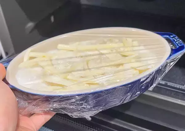 「ご飯に『1本』混ぜてみて！　レンチン1分半で「食欲そそられる一皿」が完成」の画像