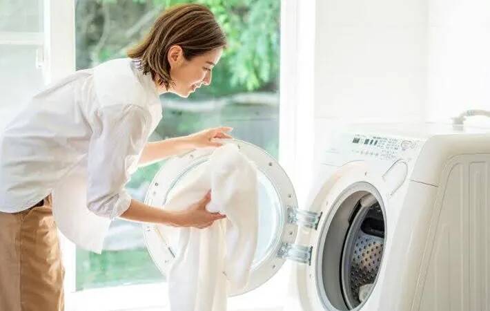 梅雨時のタオル、毎日洗ってるのになぜ臭う？　洗濯のプロが教える「落とし穴」とは…