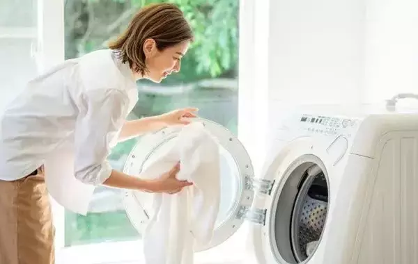 「梅雨時のタオル、毎日洗ってるのになぜ臭う？　洗濯のプロが教える「落とし穴」とは…」の画像