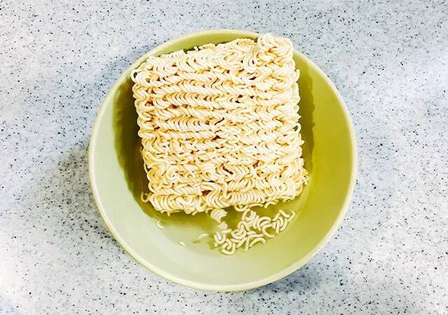 『サッポロ一番』をゆでずに…　30代会社員が作った『簡単昼メシ』が？