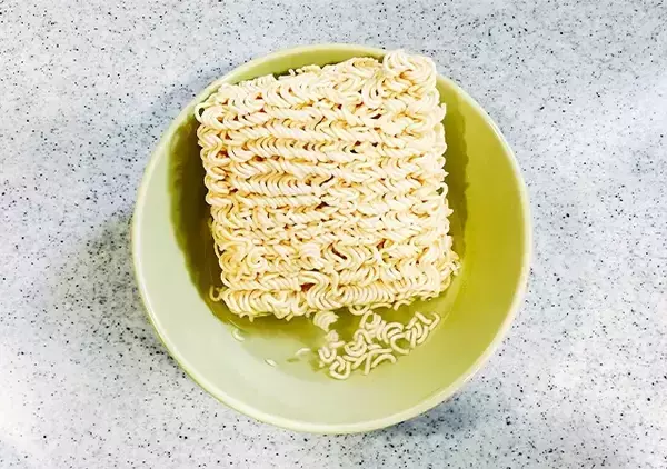 「『サッポロ一番』をゆでずに…　30代会社員が作った『簡単昼メシ』が？」の画像