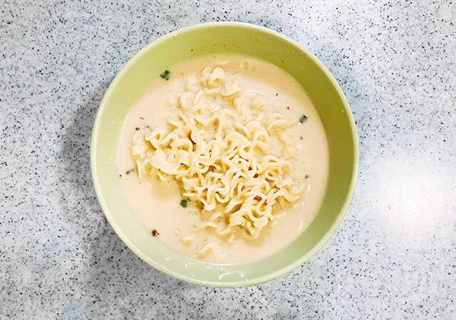 『サッポロ一番』をゆでずに…　30代会社員が作った『簡単昼メシ』が？