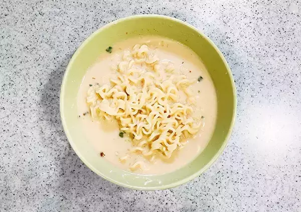 「『サッポロ一番』をゆでずに…　30代会社員が作った『簡単昼メシ』が？」の画像