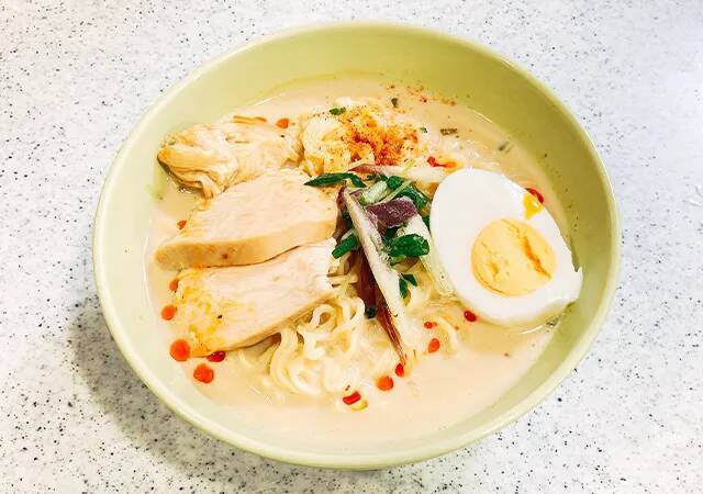 『サッポロ一番』をゆでずに…　30代会社員が作った『簡単昼メシ』が？