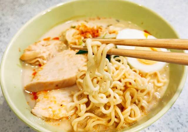 『サッポロ一番』をゆでずに…　30代会社員が作った『簡単昼メシ』が？