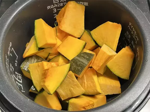 「【炊飯器レシピ】カボチャと『カンロ飴』を投入！　ひと口食べると…「味見が止まらない」」の画像
