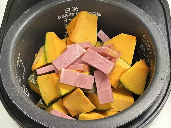 「【炊飯器レシピ】カボチャと『カンロ飴』を投入！　ひと口食べると…「味見が止まらない」」の画像