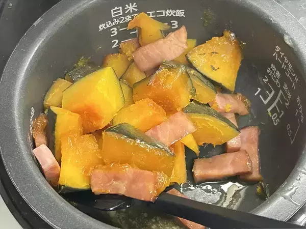 「【炊飯器レシピ】カボチャと『カンロ飴』を投入！　ひと口食べると…「味見が止まらない」」の画像