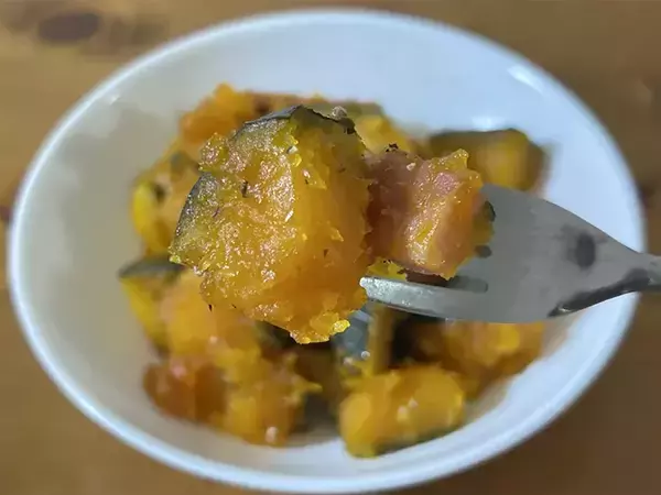 「【炊飯器レシピ】カボチャと『カンロ飴』を投入！　ひと口食べると…「味見が止まらない」」の画像