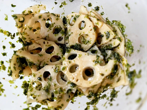 うすく切ったレンコンと和えたのは…？　できた一品に「夫と子供がハマった！」