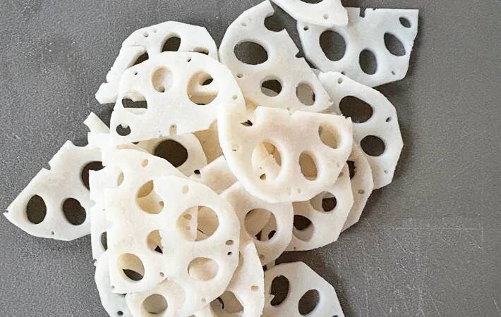 うすく切ったレンコンと和えたのは…？　できた一品に「夫と子供がハマった！」