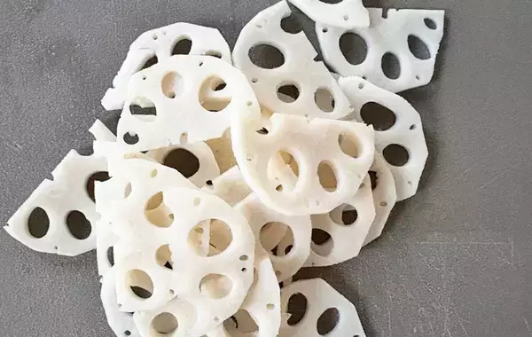 「うすく切ったレンコンと和えたのは…？　できた一品に「夫と子供がハマった！」」の画像