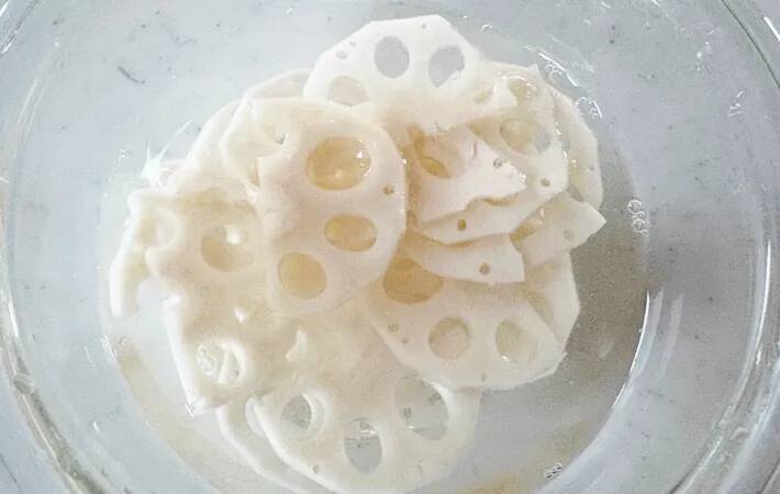 うすく切ったレンコンと和えたのは…？　できた一品に「夫と子供がハマった！」