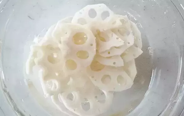 「うすく切ったレンコンと和えたのは…？　できた一品に「夫と子供がハマった！」」の画像