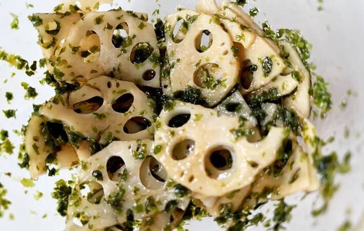 うすく切ったレンコンと和えたのは…？　できた一品に「夫と子供がハマった！」