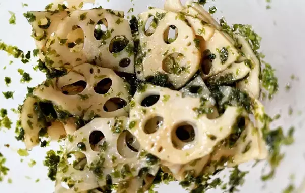 「うすく切ったレンコンと和えたのは…？　できた一品に「夫と子供がハマった！」」の画像