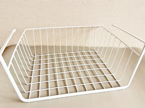 「水筒もタオルも出しやすい」　ダイソー『吊戸棚用バスケット』をキッチンと洗面所に設置すると？