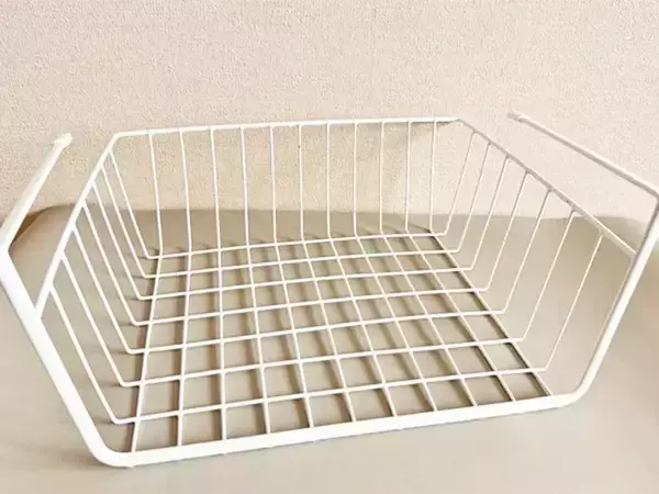 「水筒もタオルも出しやすい」　ダイソー『吊戸棚用バスケット』をキッチンと洗面所に設置すると？