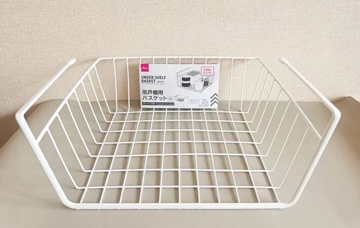 「水筒もタオルも出しやすい」　ダイソー『吊戸棚用バスケット』をキッチンと洗面所に設置すると？