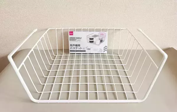 「「水筒もタオルも出しやすい」　ダイソー『吊戸棚用バスケット』をキッチンと洗面所に設置すると？」の画像