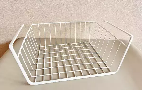「「水筒もタオルも出しやすい」　ダイソー『吊戸棚用バスケット』をキッチンと洗面所に設置すると？」の画像