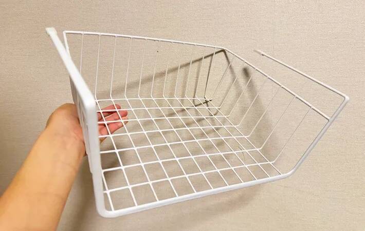 「水筒もタオルも出しやすい」　ダイソー『吊戸棚用バスケット』をキッチンと洗面所に設置すると？