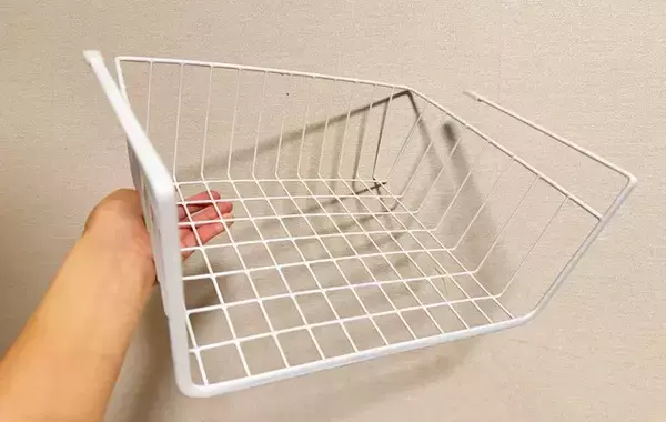 「「水筒もタオルも出しやすい」　ダイソー『吊戸棚用バスケット』をキッチンと洗面所に設置すると？」の画像