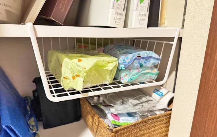 「水筒もタオルも出しやすい」　ダイソー『吊戸棚用バスケット』をキッチンと洗面所に設置すると？