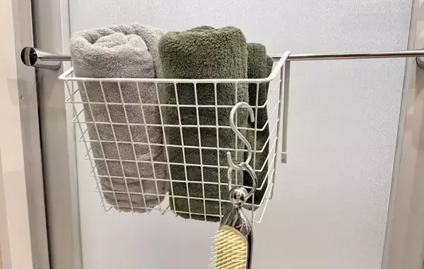 「「水筒もタオルも出しやすい」　ダイソー『吊戸棚用バスケット』をキッチンと洗面所に設置すると？」の画像