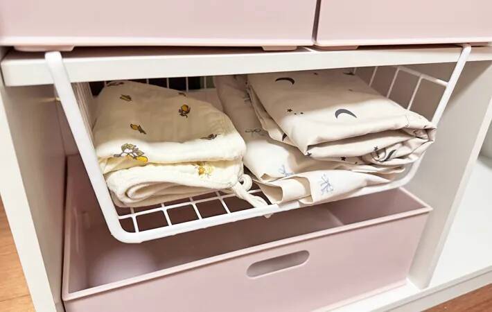 「水筒もタオルも出しやすい」　ダイソー『吊戸棚用バスケット』をキッチンと洗面所に設置すると？