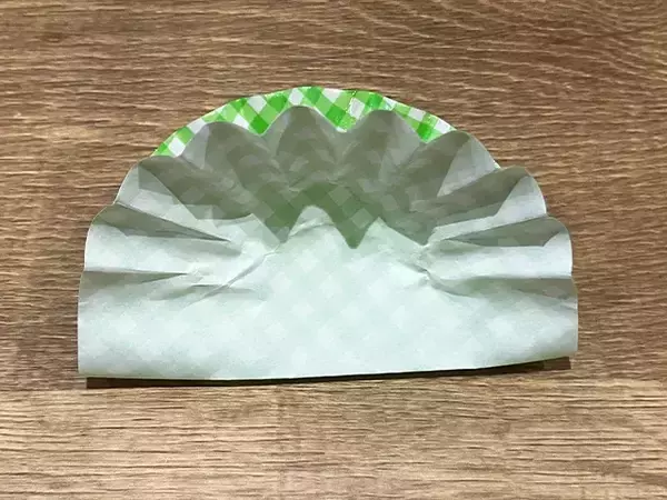 「おかずカップは仕切りだけじゃない！　“アイスの棒”を差してみると「快適になった！」」の画像