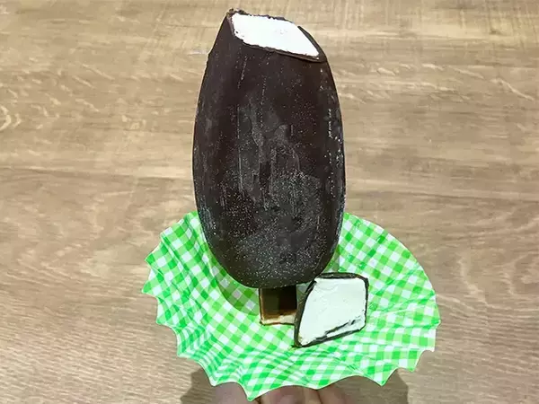 「おかずカップは仕切りだけじゃない！　“アイスの棒”を差してみると「快適になった！」」の画像