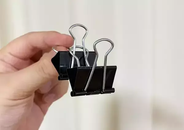 「置き場所が定まらないチューブ調味料　ダブルクリップを2つ繋げる裏ワザで「すっきり収納できた」」の画像